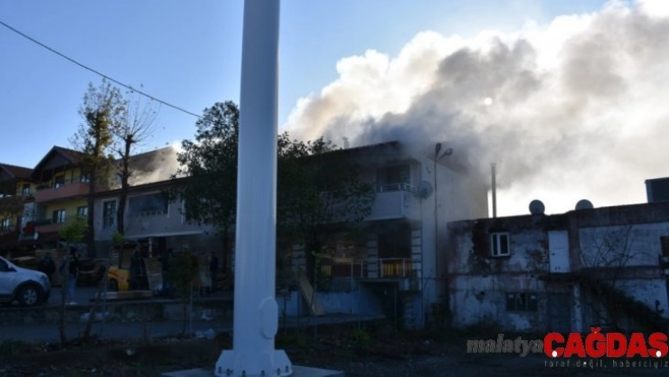 Kereste deposunda yangın