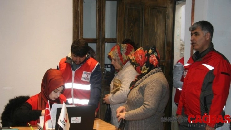 Kilis'te Türk ve Suriyeli ailelere kıyafet yardımı