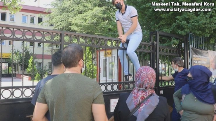 Demir kapıdan atlayarak şansını denedi Ama Olmadı