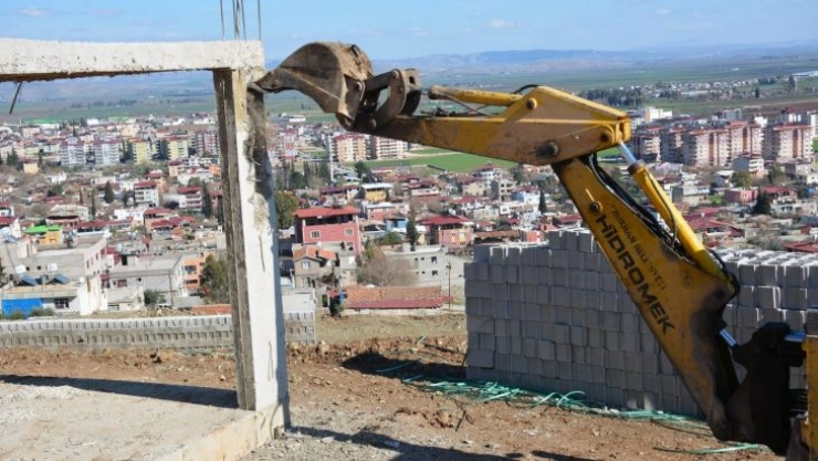 Kırıkhan'da kaçak yapılar yıkıldı
