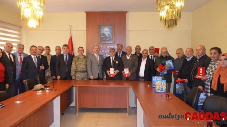 Kırıkhan'da Kıbrıs gazilerine devlet övünç madalyası ve beratı verildi