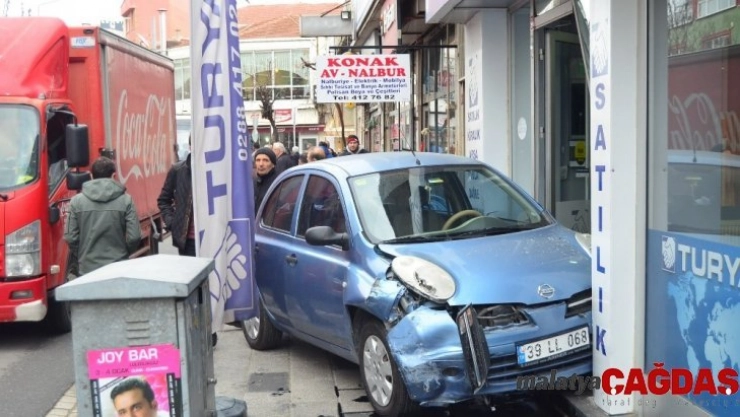 Kırklareli'de kontrolden çıkan otomobil iş yerine daldı