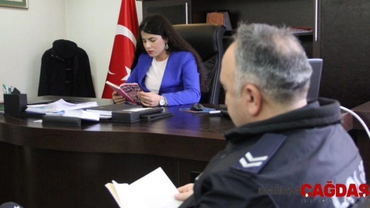 Kitap okuma seferberliği başlattı, makam odasının kapılarını kitap tutkunlarına açtı