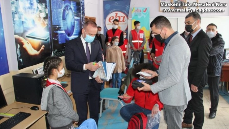 Kızılay'dan öğrencilere kırtasiye yardımı