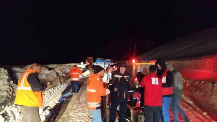 Kızılay ve AFAD, gece Fis Ovasında vatandaşları yalnız bırakmadı
