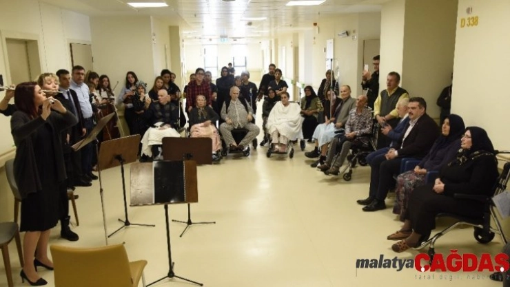 Konservatuvar öğrencilerinden hastalara moral konseri