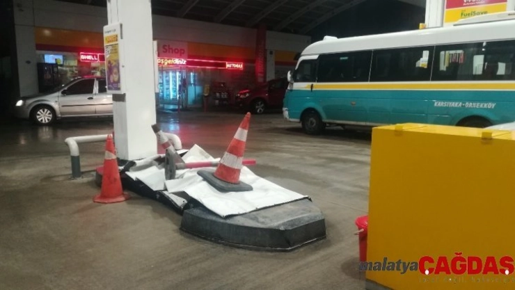 Kontrolden çıkan araç benzinliğe böyle daldı