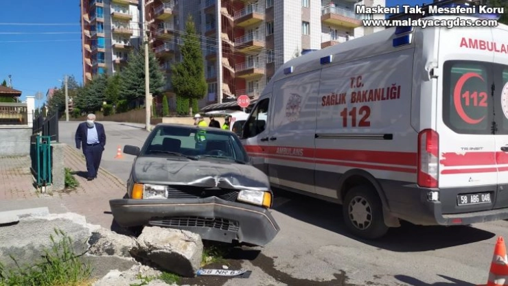 Kontrolden çıkan araç oyun oynayan çocuğa çarptı