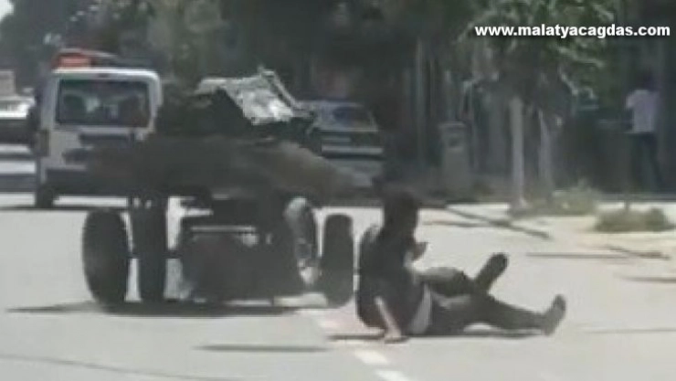 Kontrolden çıkan at arabasının altında kaldı