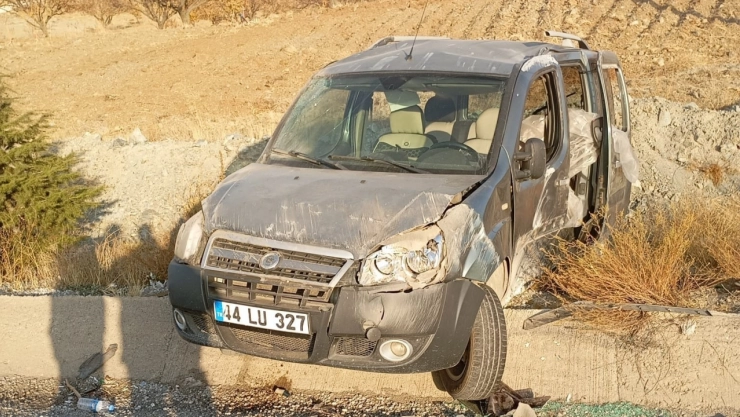 Hafif ticari araç su tahliye kanalına çarptı: 1 yaralı