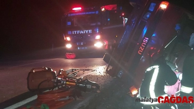 Kontrolden çıkan kamyonet devrildi: 2 yaralı