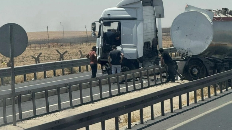 Kontrolden çıkan tanker, demir bariyerlere çarparak durabildi