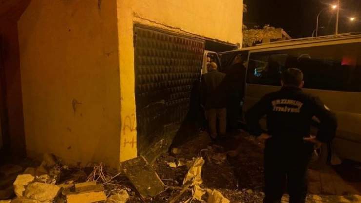 Kontrolden çıkan ticari araç garaja girdi