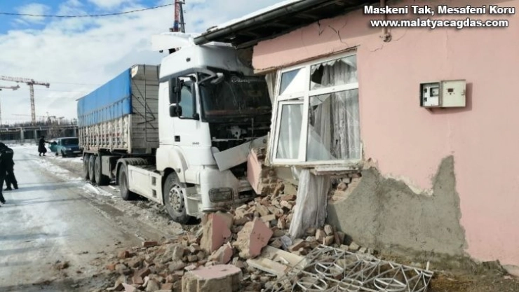 Kontrolden çıkan tır eve çarptı: 1 yaralı