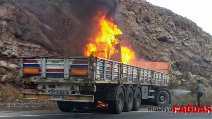 Kontrolden çıkan tır menfeze çarparak alev aldı