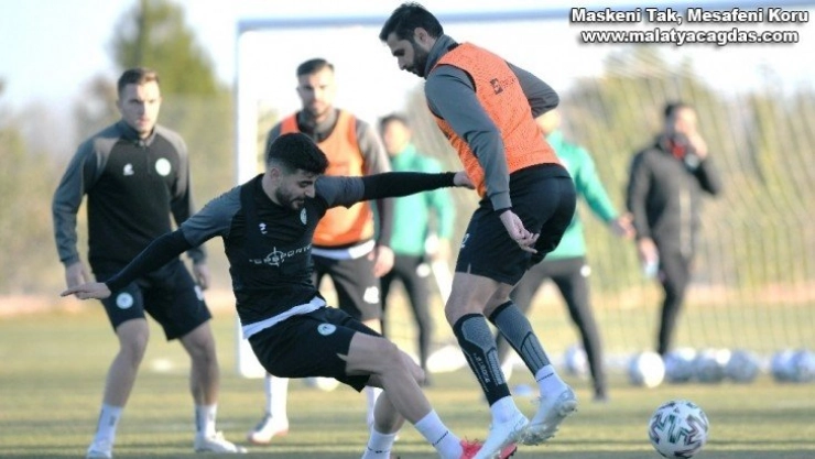 Konyaspor, İlhan Palut ile ilk antrenmanına çıktı