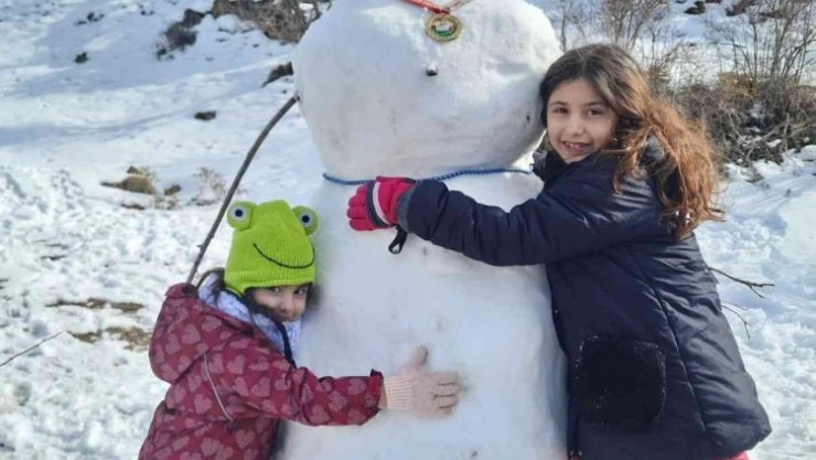 Korona virüse dikkat çekmek için yaptıkları kardan adama maske taktılar