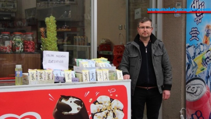 Koronaya karşı bedava ıslak mendil dağıtıyor