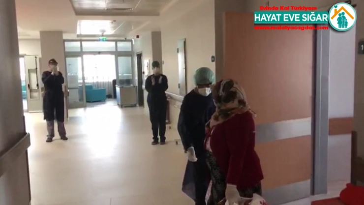 Koronayı yenen yaşlı kadın sağlık çalışanlarının alkışlarıyla uğurlandı