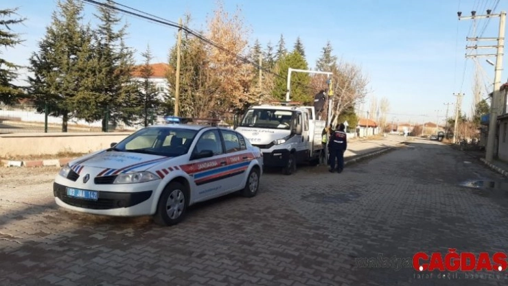 Köy okul yolu istikametlerindeki eskiyen trafik işaret levhaları değiştiridi