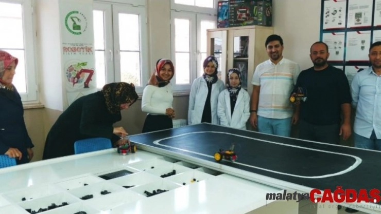 Köy okullarına çizgi izleyen robot hediye edildi