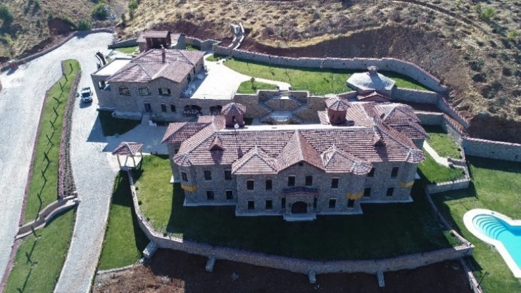 Köye saray gibi otel