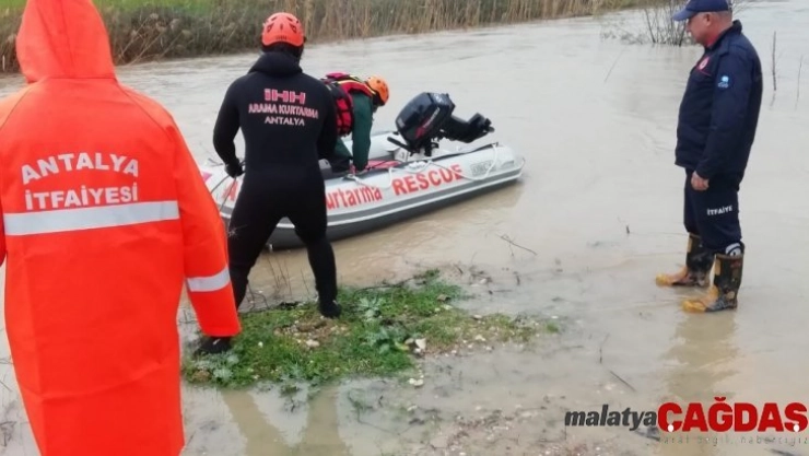 Koyunlarını otlatırken sele kapılan çobanı AFAD kurtardı
