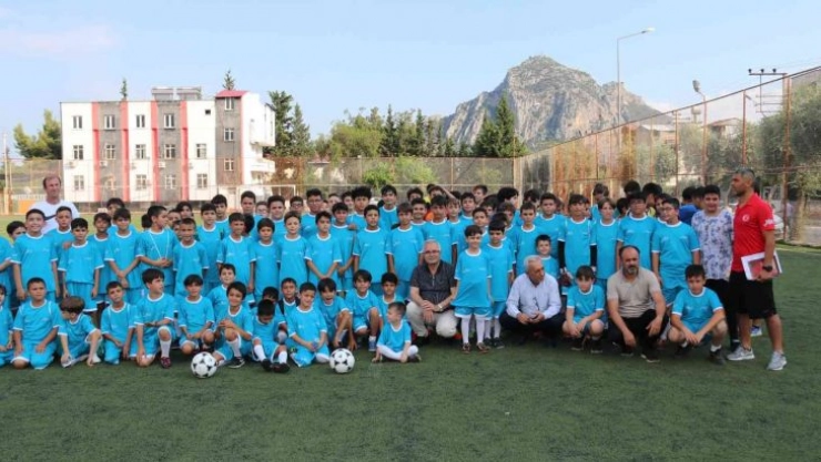 Kozan Belediyesi yaz futbol okulu açtı