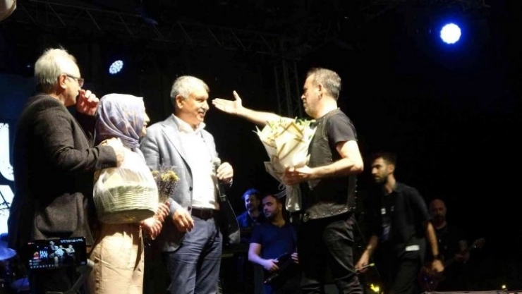 Kozan'da Cumhuriyet coşkusu Haluk Levent konseri ile taçlandı