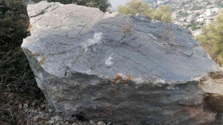 Kozan Kalesi'nde kopan kaya parçası korkuttu