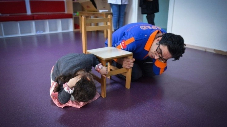 Kreş öğrencilerine afet eğitimi