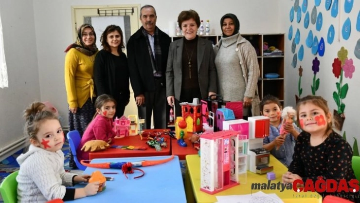 Kreş öğrencilerine oyuncak