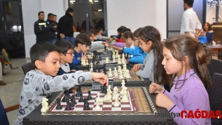 Küçükler için satranç büyükler için türkü keyfi