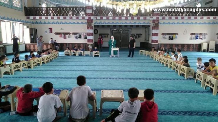 Kur'an kursu öğrencileri eğlenerek öğreniyor