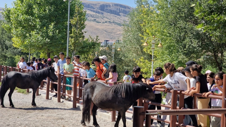 Kur'an kursuna düzenli devam eden öğrencilere hayvanat bahçesi gezisi ödülü