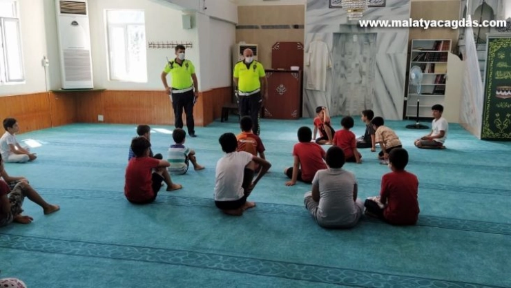 Kuran kursu öğrencilerine trafik eğitimi verildi