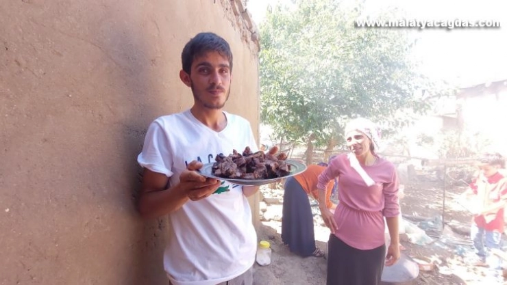 Kurbanlar kesildi ilk etler pişmeye başladı