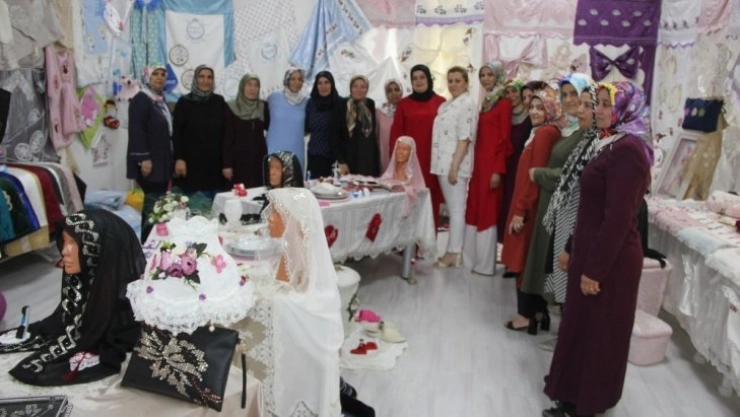 Kursiyerlerin el emeği göz nuru eserleri sergilendi