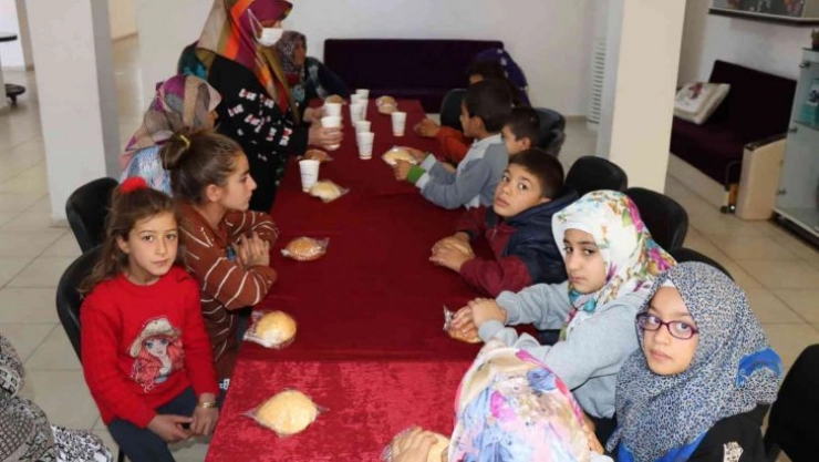 Kursiyerlerin içi çorba ile ısınıyor