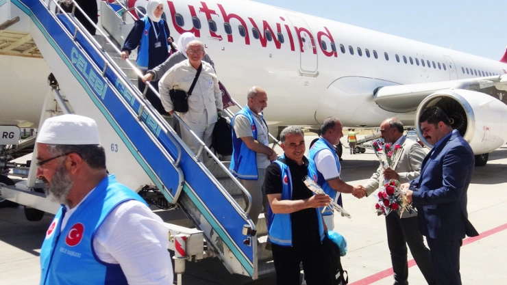 Kutsal Topraklardan Dönen Hacılar Güllerle Karşılandı