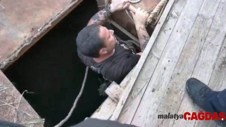Kuyuya düşen köpeğini kurtarmak isterken kuyuda mahsur kaldı