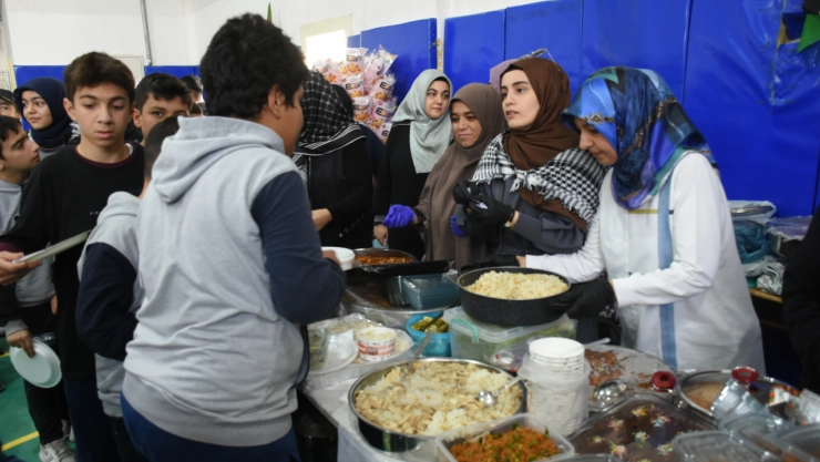 Lise öğrencileri Gazze yararına kermes düzenledi