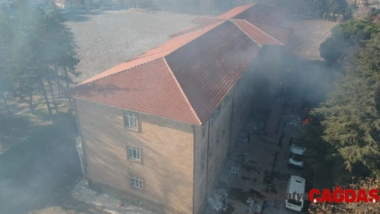 Madde bağımlılarının mesken tuttuğu eski hastane binasında temizlik
