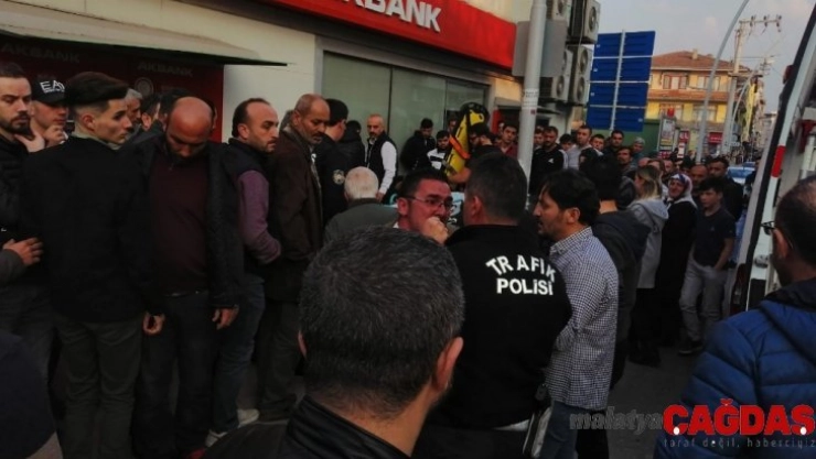 Maddi hasarlı kazada taraflar arasında kavga çıktı: 1 yaralı