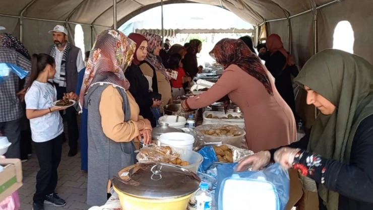 Mahalle sakinleri Gazze için kermeste tek yürek oldu