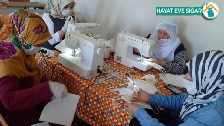 Mahallenin kadınları maske üretmek için gönüllü oldu