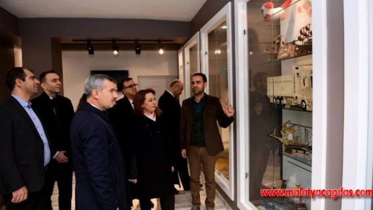 Mahkumlar eserlerini sergiledi