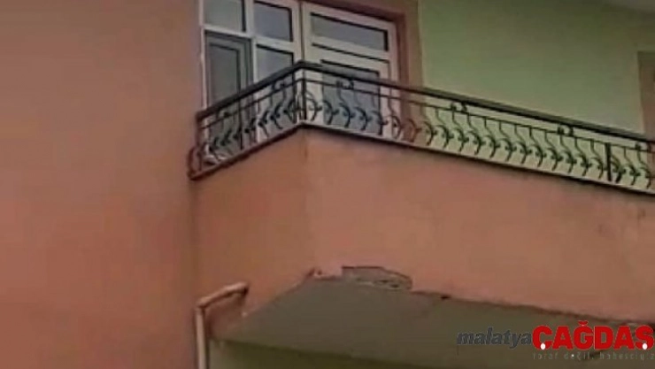 Mahsur kalan kediyi itfaiye kurtardı