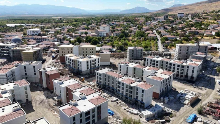 Akçadağ'da konut ve iş yeri inşaatlarında sona gelindi