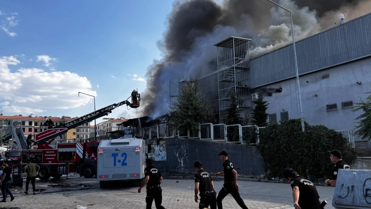 Hırdavat mağazasında çıkan yangın söndürüldü